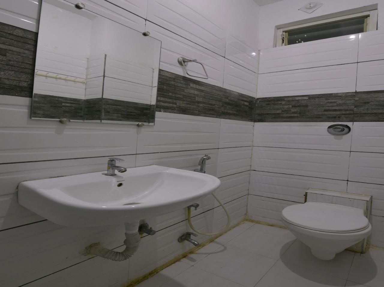 Oyo 9969 Hotel Kshipra Dham Uddzsaín Kültér fotó