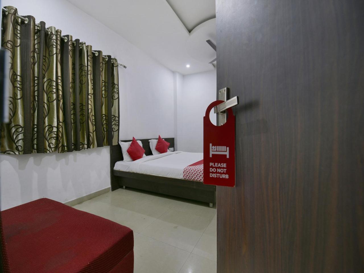 Oyo 9969 Hotel Kshipra Dham Uddzsaín Kültér fotó