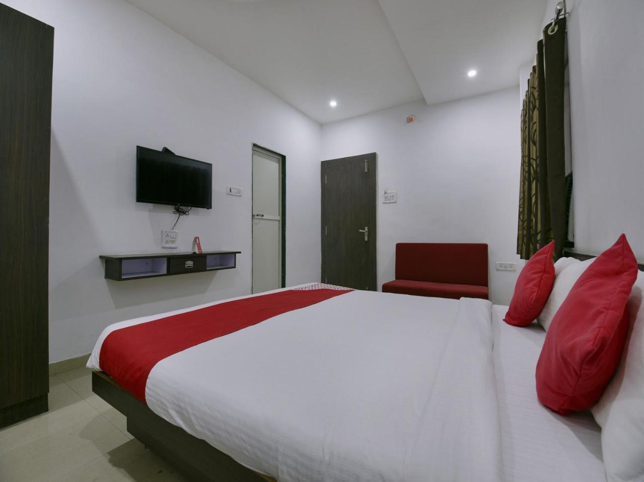 Oyo 9969 Hotel Kshipra Dham Uddzsaín Kültér fotó