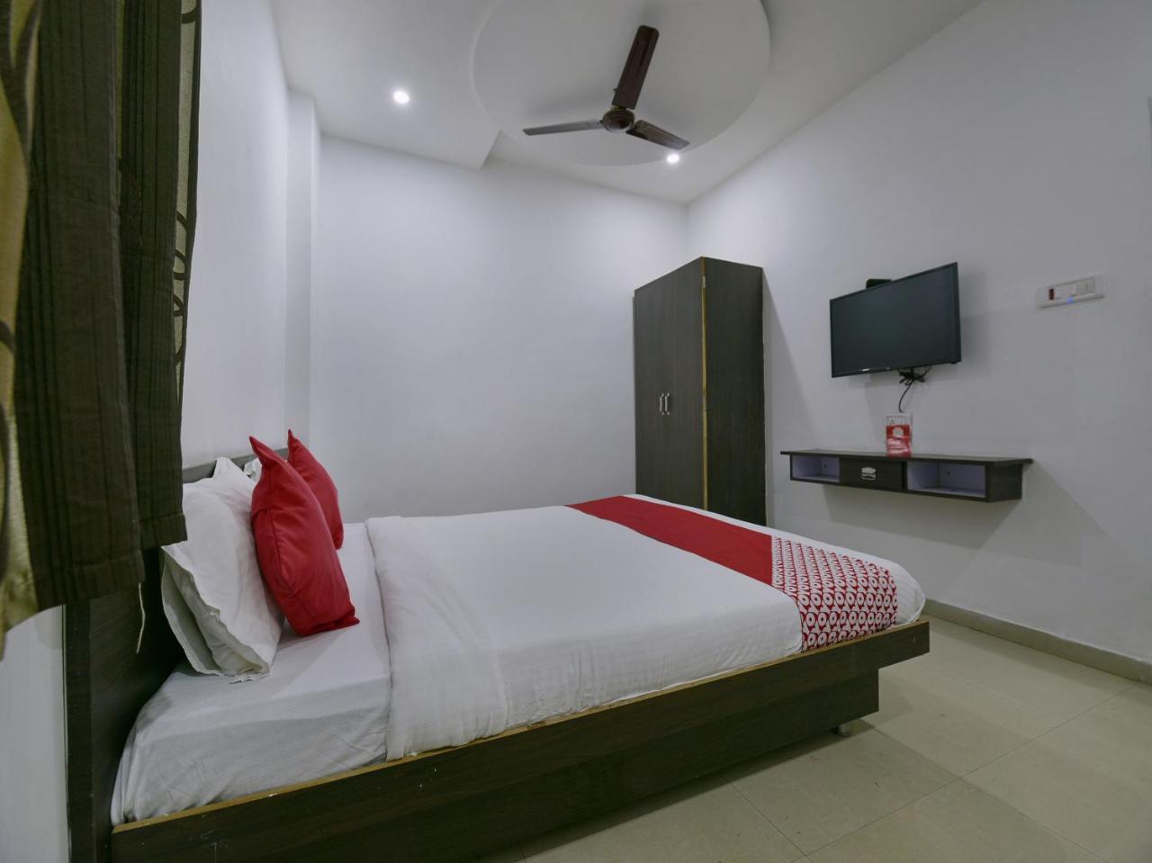 Oyo 9969 Hotel Kshipra Dham Uddzsaín Kültér fotó