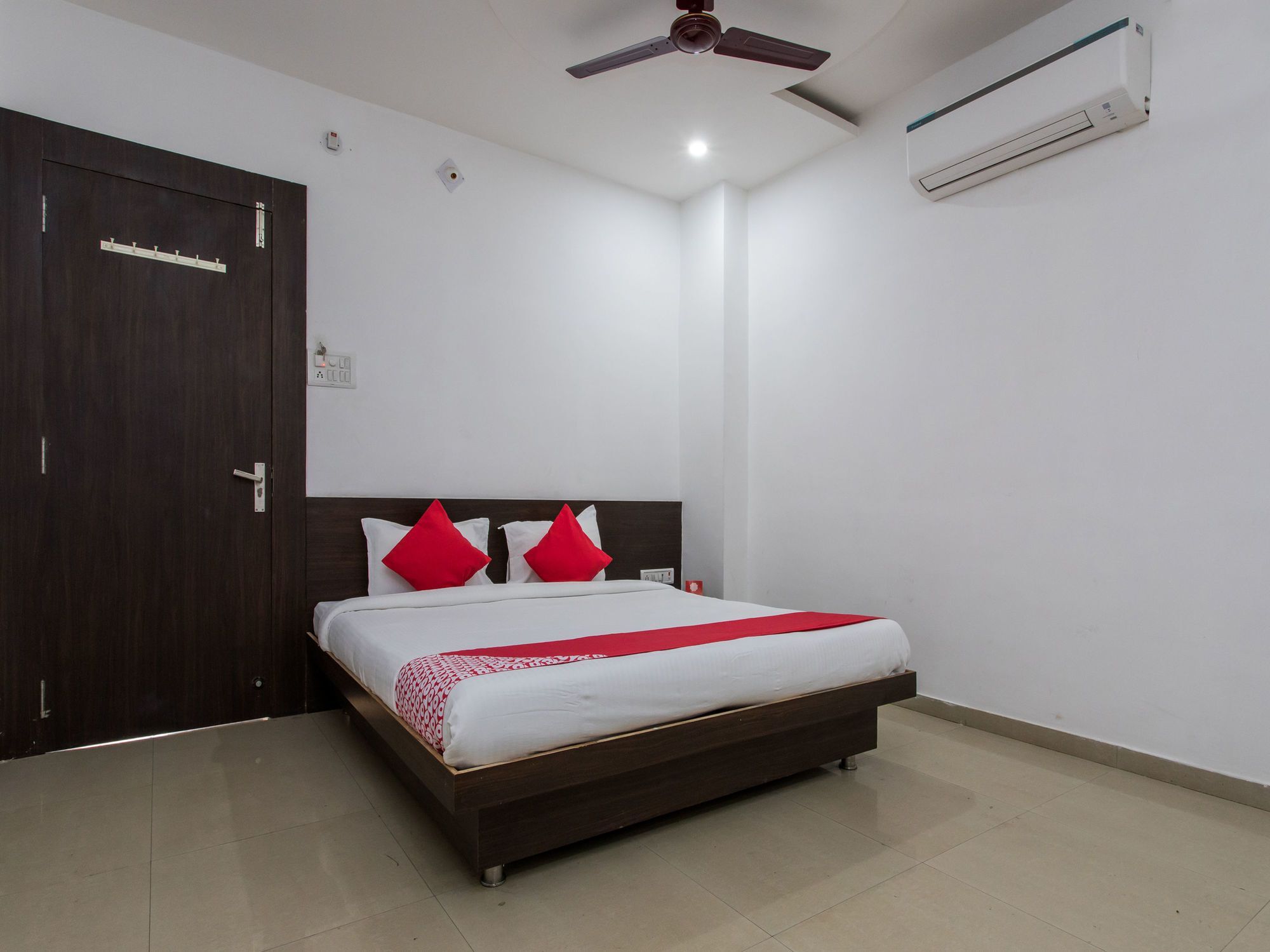 Oyo 9969 Hotel Kshipra Dham Uddzsaín Kültér fotó